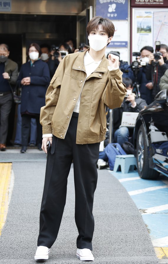 가수 김우석이 20대 대통령선거 사전투표 첫날인 4일 오전 서울 강남구 청담사전투표소로 들어서고 있다. 2022.3.4/뉴스1 © News1 권현진 기자