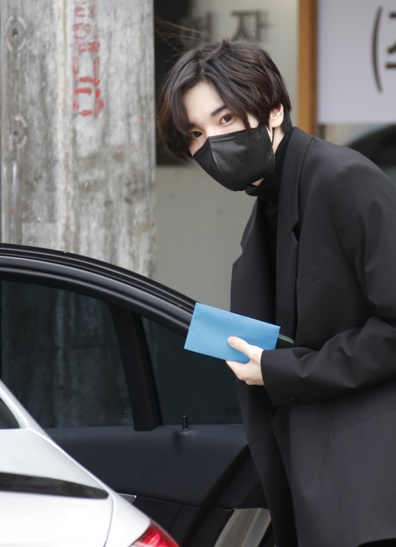 20대 대통령선거 사전투표 첫날인 4일 오전 서울 강남구 청담사전투표소에서 투표를 마친 이성종이 차에 타고 있다. 2022.3.4/뉴스1 © News1 권현진 기자