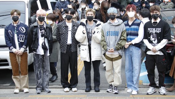 그룹 킹덤이 20대 대통령선거 사전투표 첫날인 4일 오전 서울 강남구 청담사전투표소로 들어서고 있다. 2022.3.4/뉴스1 © News1 권현진 기자