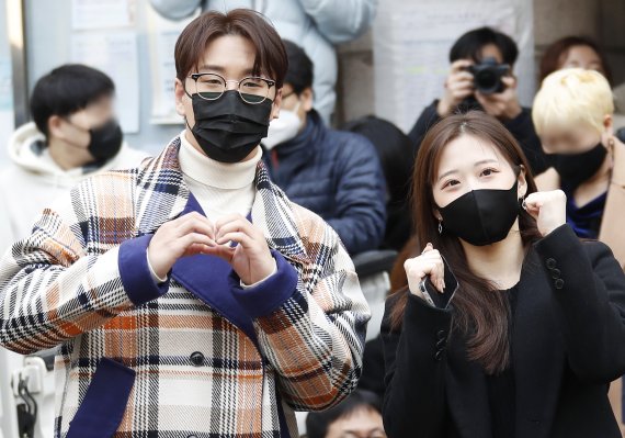 가수 리누, 윤서령(오른쪽)이 20대 대통령선거 사전투표 첫날인 4일 오전 서울 강남구 청담사전투표소로 들어서며 인사를 하고 있다. 2022.3.4/뉴스1 © News1 권현진 기자