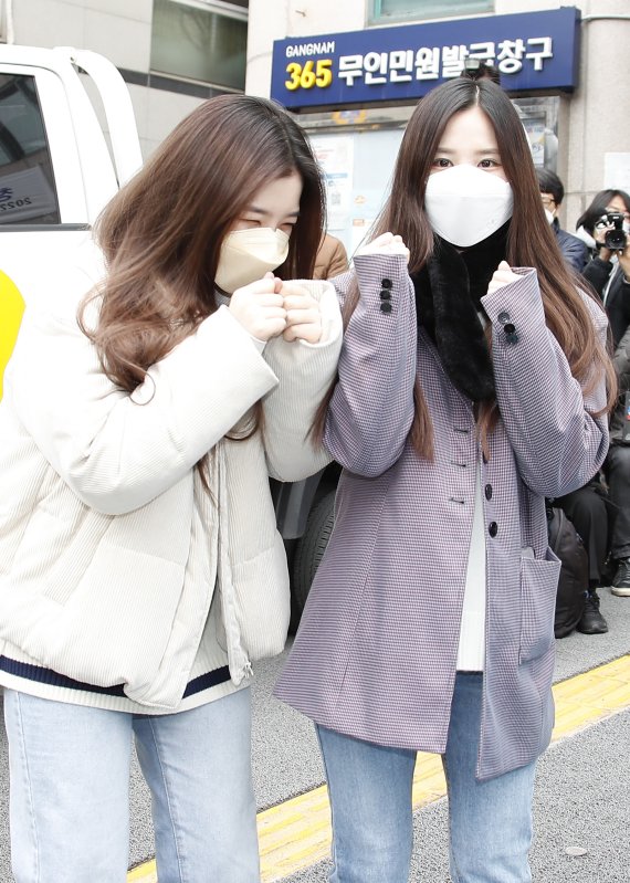 트라이비 진하, 진성(오른쪽)이 20대 대통령선거 사전투표 첫날인 4일 오전 서울 강남구 청담사전투표소로 들어서고 있다. 2022.3.4/뉴스1 © News1 권현진 기자