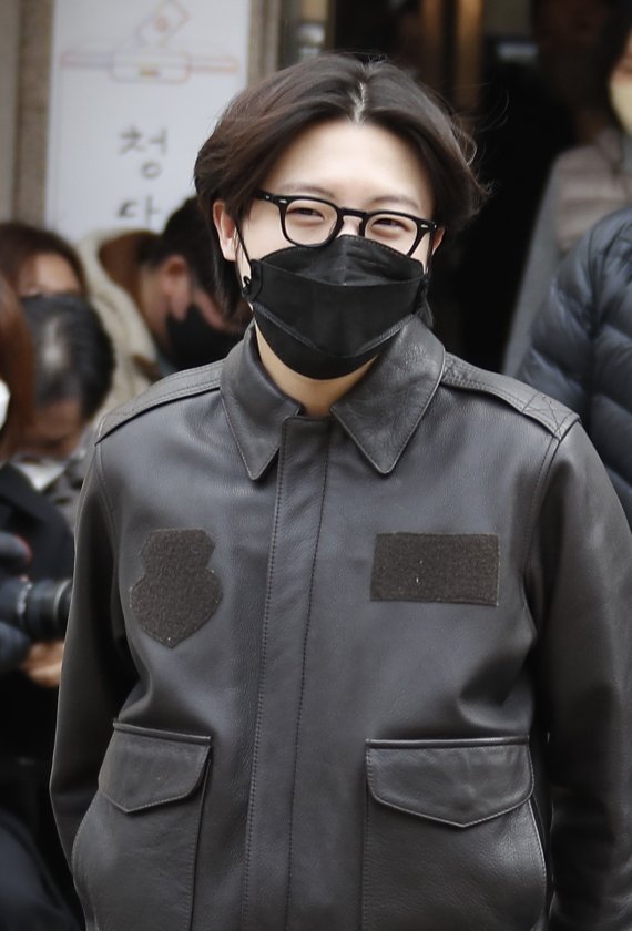 가수 유승우가 20대 대통령선거 사전투표 첫날인 4일 오전 서울 강남구 청담사전투표소로 들어서고 있다. 2022.3.4/뉴스1 © News1 권현진 기자