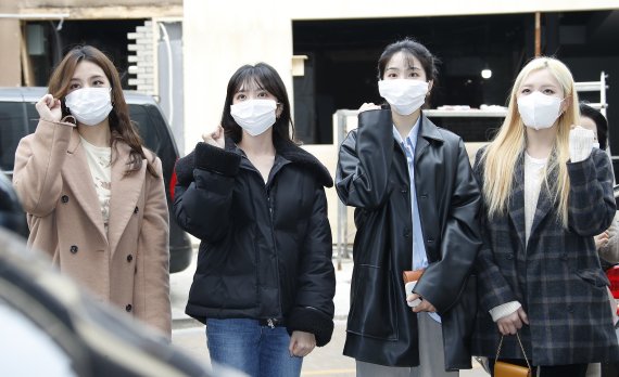 라붐 솔빈(왼쪽부터), 해인, 지엔, 소연이 20대 대통령선거 사전투표 첫날인 4일 오전 서울 강남구 청담사전투표소로 들어서고 있다. 2022.3.4/뉴스1 © News1 권현진 기자