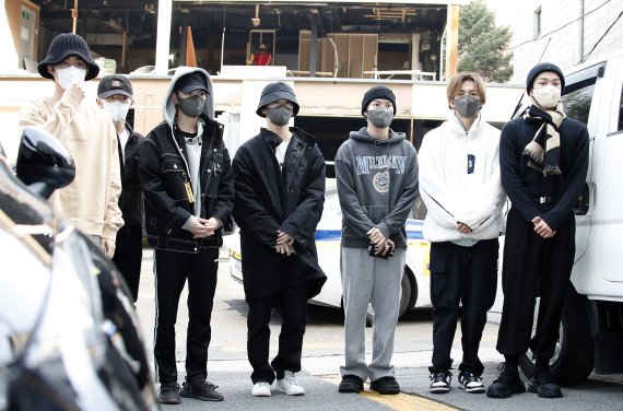 그룹 베리베리가 20대 대통령선거 사전투표 첫날인 4일 오전 서울 강남구 청담동 사전투표소로 들어서며 인사를 하고 있다. 2022.3.4/뉴스1 © News1 권현진 기자