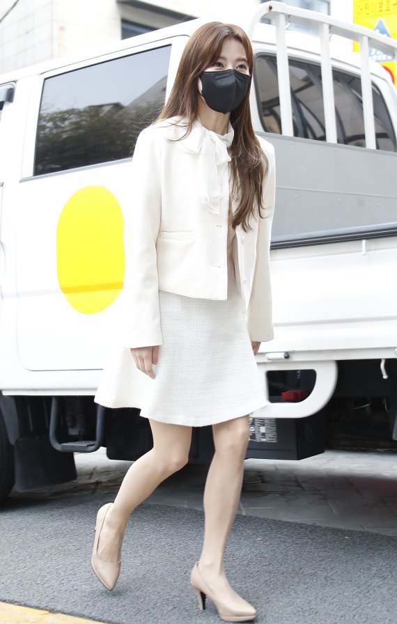 가수 양지은이 20대 대통령선거 사전투표 첫날인 4일 오전 서울 강남구 청담동 사전투표소로 들어서고 있다. 2022.3.4/뉴스1 © News1 권현진 기자