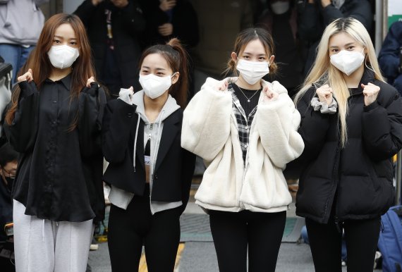 그룹 버가부가 20대 대통령선거 사전투표 첫날인 4일 서울 강남구 청담사전투표소에서 들어서고 있다. 2022.3.4/뉴스1 © News1 권현진 기자