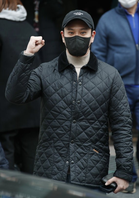 SG워너비 김용준이 20대 대통령선거 사전투표 첫날인 4일 서울 강남구 청담사전투표소에서 들어서며 투표를 독려하고 있다. 2022.3.4/뉴스1 © News1 권현진 기자