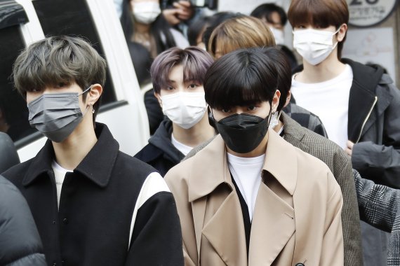 블리처스가 20대 대통령선거 사전투표 첫날인 4일 서울 강남구 청담사전투표소에서 투표를 마치고 이동하고 있다. 2022.3.4/뉴스1 © News1 권현진 기자