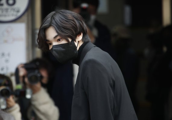 가수 이성종이 20대 대통령선거 사전투표 첫날인 4일 서울 강남구 청담사전투표소에서 들어서며 인사를 하고 있다. 2022.3.4/뉴스1 © News1 권현진 기자