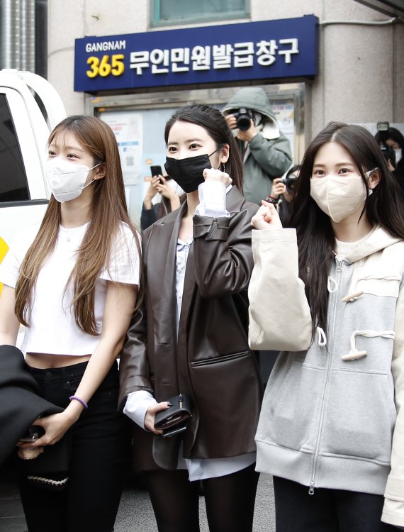 다이아 유니스(왼쪽부터), 기희현, 예빈이 20대 대통령선거 사전투표 첫날인 4일 서울 강남구 청담사전투표소에서 들어서며 인사를 하고 있다. 2022.3.4/뉴스1 © News1 권현진 기자