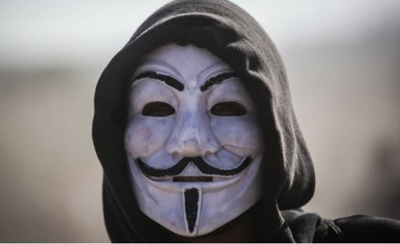 가이 포크스 마스크를 쓰고 있는 어나니머스 회원