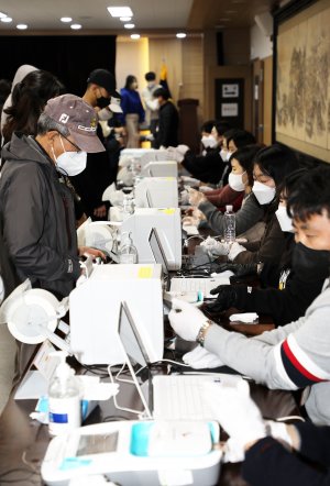 제20대 대통령 선거 사전투표 둘째 날인 5일 오후 제주시 연동 사전투표소인 제주도의회 의원회관 대회의실이 유권자들로 북적이고 있다.2022.3.5/뉴스1 © News1 오미란 기자 /사진=뉴스1