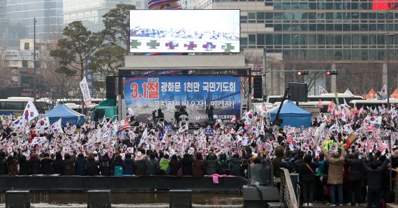 [서울=뉴시스] 이영환 기자 = 지난 1일 오후 서울 중구 청계광장에서 사랑제일교회가 주최한 2022 3·1절 광화문 1천만 국민기도회에서 참가자들이 태극기와 성조기를 흔들고 있다. 2022.03.01. 20hwan@newsis.com /사진=뉴시스