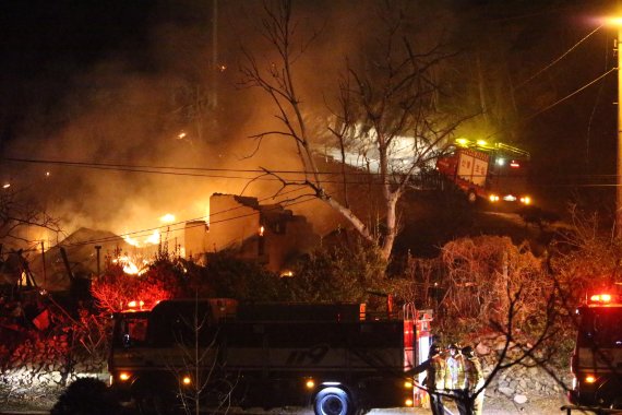 [강릉=뉴시스] 김경목 기자 = 5일 새벽 강원도 강릉시 옥계면 남양리 백봉령 일대 매봉산에서 발생한 산불로 인해 남양2리4반 범우리 마을의 주택이 불에 타고 있다. 이 마을에서는 주택 4채가 전소됐다. 2022.03.05. photo31@newsis.com