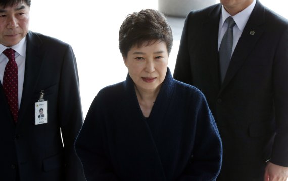박근혜 전 대통령이 5일 사전투표에 나서며 입은 코트. 사진은 지난 2017년 서울중앙지검에 출석할 당시의 박 전 대통령 모습이다. 2017.3.21/뉴스1 © News1 사진공동취재단