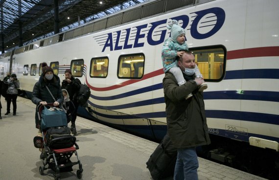 [헬싱키/AP=뉴시스] 지난 4일 핀란드 헬싱키 중앙역에 도착한 세인트루이스발 열차에서 러시아인들이 내리고 있다. 러시아의 우크라이나 침공 이후 열차와 차량을 이용해 핀란드로 빠져나오는 러시아인들의 행렬이 이어지고 있다. 2022.03.05.