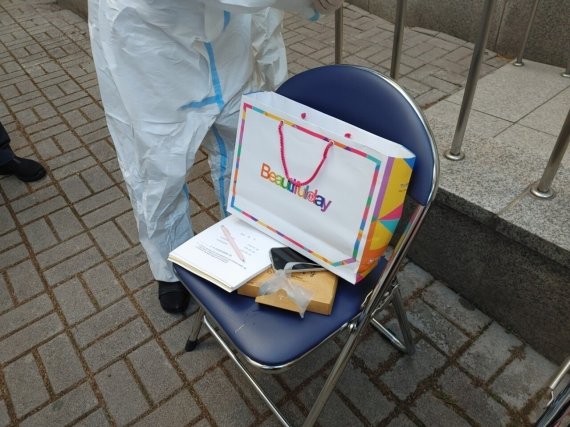 [단독] "확진자 기표용지 투표함 대신 봉투에 넣어라"..부산서 부정선거 항의 소동