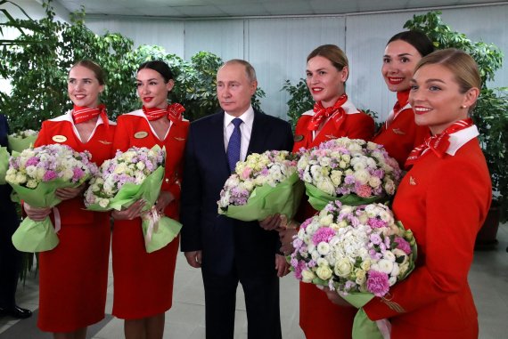 블라디미르 푸틴 러시아 대통령이 5일(현지시각) 국영 항공사 아에로플로트 승무원들을 만나 기념 사진을 촬영하고 있다. REUTERS/뉴스1 /사진=뉴스1 외신화상