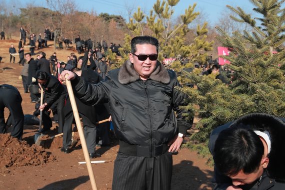 북한 김정은 노동당 총비서가 지난 2일 식수절을 맞아 나무심기에 나선 모습. 사진=평양 노동신문 캡처
