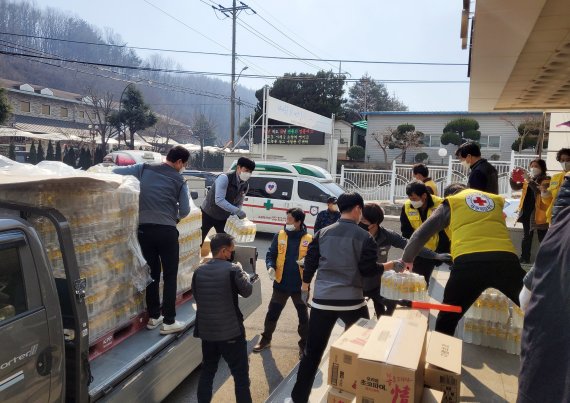 신세계그룹 관계자들이 산불 피해 지역에 지원하는 생필품들을 실어 내리고 있다.