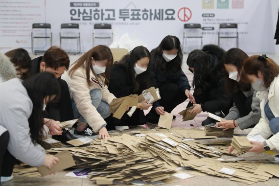 선관위, 사전투표 혼란에 "불편 송구…절대 부정 소지 없어"