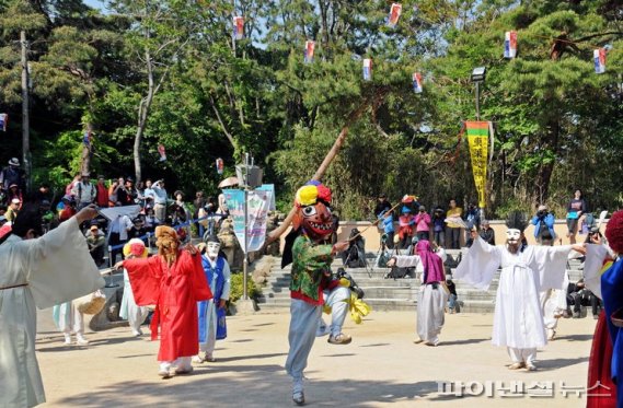 부산 동래구에셔 열린 2017 동래민속예술축제' 중 동래야류 공연의 모습