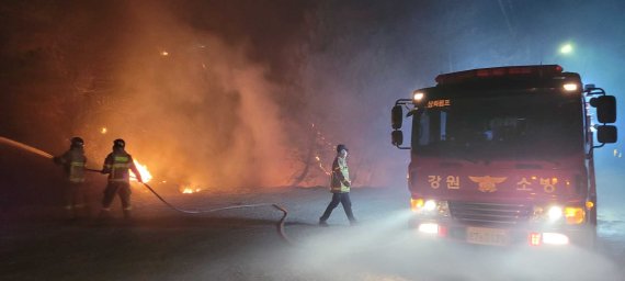 5일 새벽 강원도 강릉시 옥계면 일대에서 강원 소방대원들이 화재 진압에 나서고 있다. (강원도소방본부 제공) 2022.3.5/뉴스1 © News1 임세영 기자