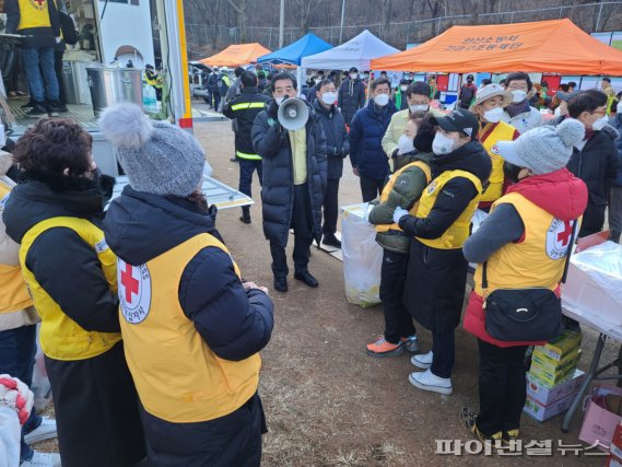 안산시 수리산 화재 1500명 투입…잔불 정리중