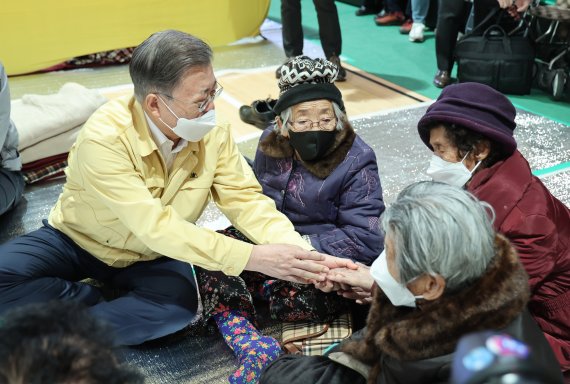 [울진=뉴시스] 김진아 기자 = 강원ㆍ경북 산불현장 방문에 나선 문재인 대통령이 6일 경북 울진군 울진국민체육센터에 마련된 대피소를 방문, 이재민을 위로하고 있다. 2022.03.06. bluesoda@newsis.com <저작권자ⓒ 공감언론 뉴시스통신사. 무단전재-재배포 금지.> /사진=뉴시스화상