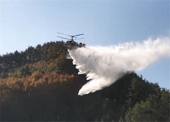 산림청 중앙산불방지 대책본부는 6일 일출과 동시에 산불진화헬기 104대와 진화차 777대, 진화대원 14,835명을 투입해 동해안 산불진화에 나선다고 밝혔다. 사진은 산불을 진화하고 있는 대형헬기.(산림청 제공) 2022.3.6/뉴스1 /사진=뉴스1