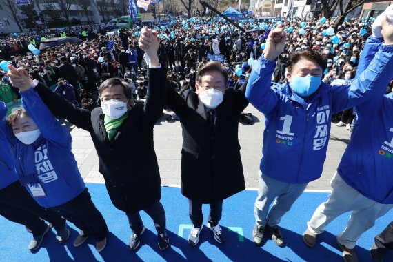 [서울=뉴시스] 국회사진기자단 = 이재명 더불어민주당 대선 후보가 6일 서울 도봉산 입구에서 열린 ‘사통팔달 도봉, 서울의 신경제중심지! 이재명은 합니다!’ 도봉 집중 유세에 앞서 김동연 새로운물결 대표와 지지를 호소하고 있다.