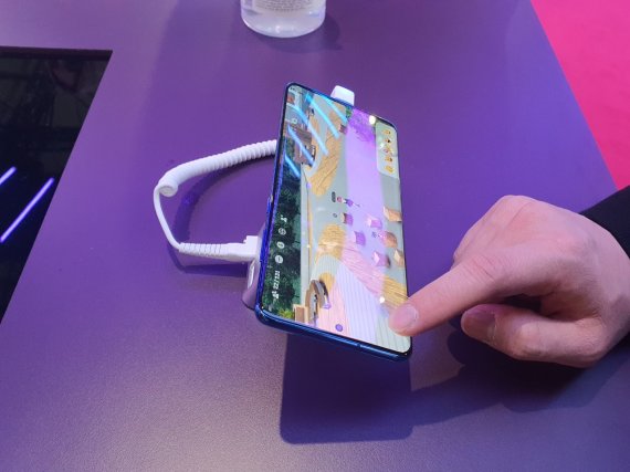 [바르셀로나=뉴시스] 세계 최대의 이동통신기술 분야 전시회 '모바일월드콩그레스(MWC) 2022'가 1일(현지시간) 스페인 바르셀로나에서 열리고 있다. 사진은 피라 그란 비아 전시장에 마련된 SK텔레콤 전시 부스에서 한 관람객이 메타버스 서비스 '이프랜드'를 체험하는 모습. 2022.3.1