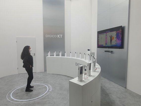 [바르셀로나=뉴시스] 세계 최대의 이동통신기술 분야 전시회 '모바일월드콩그레스(MWC) 2022'가 2일(현지시간) 스페인 바르셀로나에서 열리고 있다. 사진은 피라 그란 비아 전시장에 마련된 KT 전시 부스에서 한 관람객이 인공지능(AI) 기술로 춤을 즐길 수 있는 '리얼 댄스'를 체험하는 모습. 2022.3.2