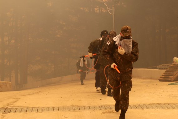 軍 '가용역량 총동원' 동해안과 전국 곳곳 산불 진화 나섰다