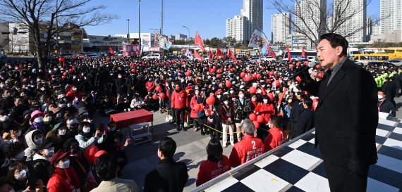 윤석열 국민의힘 대선 후보가 6일 오후 경기도 파주시 세암공원 교차로에서 열린 유세에서 지지를 호소하고 있다. 뉴스1.