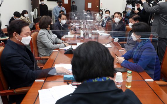 서영교 국회 행정안전위원회 위원장을 비롯한 위원들이 6일 서울 여의도 국회에서 열린 국회 행정안전위원회의 코로나19 확진자·격리자 사전투표 혼란 관련 중앙선관위 현안보고에 참석해 박찬진 중앙선거관리위원회 사무차장을 비롯한 중앙선관위의 보고를 받고 있다. 공동취재사진
