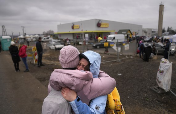 (기사와 관계 없는 사진) 5일(현지시간) 폴란드 메디카 국경 건널목에서 만난 우크라이나 난민 여성들이 부둥켜안고 눈물을 흘리고 있다. 2022.03.06. /사진=뉴시스