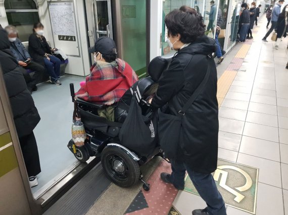 곳곳이 장벽과 절벽… 1시간 거리 돌고돌아 2시간 걸렸다 [동행취재]