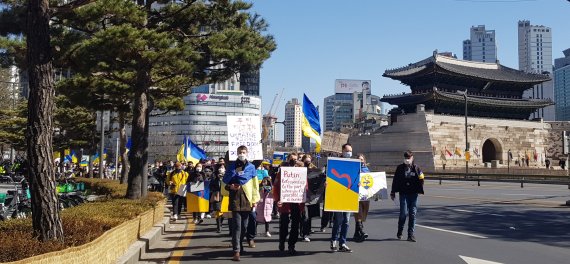 6일 러시아의 침공을 규탄하며 서울시 중구 일대를 행진한 주한 우크라이나인들이 숭례문 옆을 지나고 있다. 사진=노유정 기자