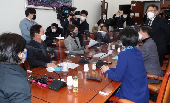 김재원 중앙선거관리위원회 선거국장(오른쪽)이 6일 오후 서울 여의도 국회 행정안전위원회에서 열린 사전투표 혼란 관련 긴급현안보고에서 의원 질의에 답변하고 있다. 2022.3.6/뉴스1