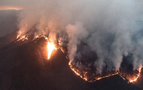 [울진=뉴시스] 이무열 기자 = 울진 산불이 발생한지 사흘째인 6일 오후 경북 울진군 북면 두천리 금강소나무숲길 인근으로 산불이 번져가고 있다. 2022.03.06. lmy@newsis.com