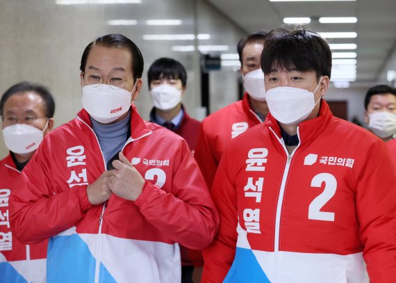 이준석 국민의힘 대표와 권영세 선거대책본부장이 6일 오전 서울 여의도 국회에서 열린 확대 선거대책본부 회의에 참석하고 있다. (공동취재사진) 사진=뉴시스