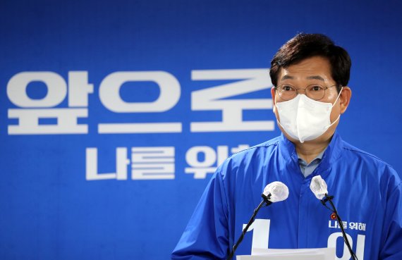 송영길, 신촌 유세현장서 피습.. "머리 출혈로 응급실행, 검사 받아야"