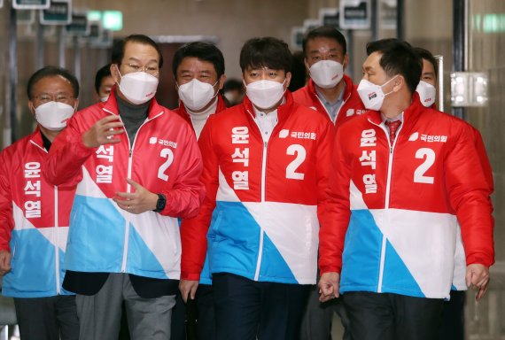 국민의힘 이준석 대표(오른쪽 두번째)와 김기현 원내대표(오른쪽 첫번째), 권영세 선거대책본부장(오른쪽 세번째)이 7일 국회에서 열린 확대선거대책본부회의에 참석하며 대화를 하고 있다. 사진=뉴스1화상