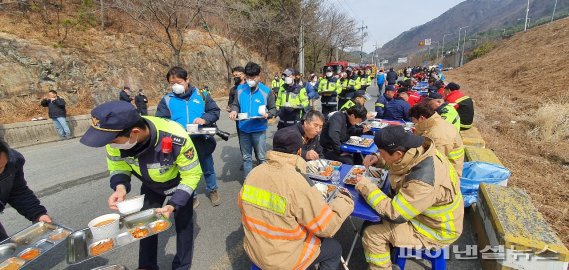 [르포]죽다 살아난 ‘좀비 산불’ 잡아라... 부산 아홉산 잔불 제거 총력