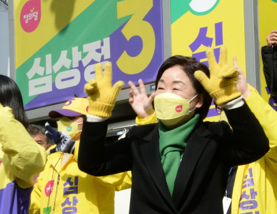 정의당 심상정 대선후보가 7일 낮 충북 청주시 충북대학교 중문 앞에서 시민에게 지지를 호소하고 있다. 뉴시스