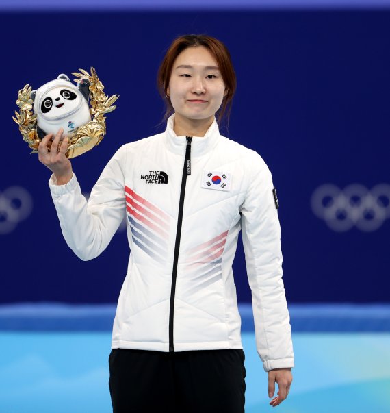 금메달로 올림픽 2연패를 달성한 최민정이 중국 베이징 캐피털 실내경기장에서 열린 2022 베이징동계올림픽 쇼트트랙 여자 1500m 플라워 세리머니에서 시상대에 오른 후 기뻐하고 있다. /사진=뉴시스