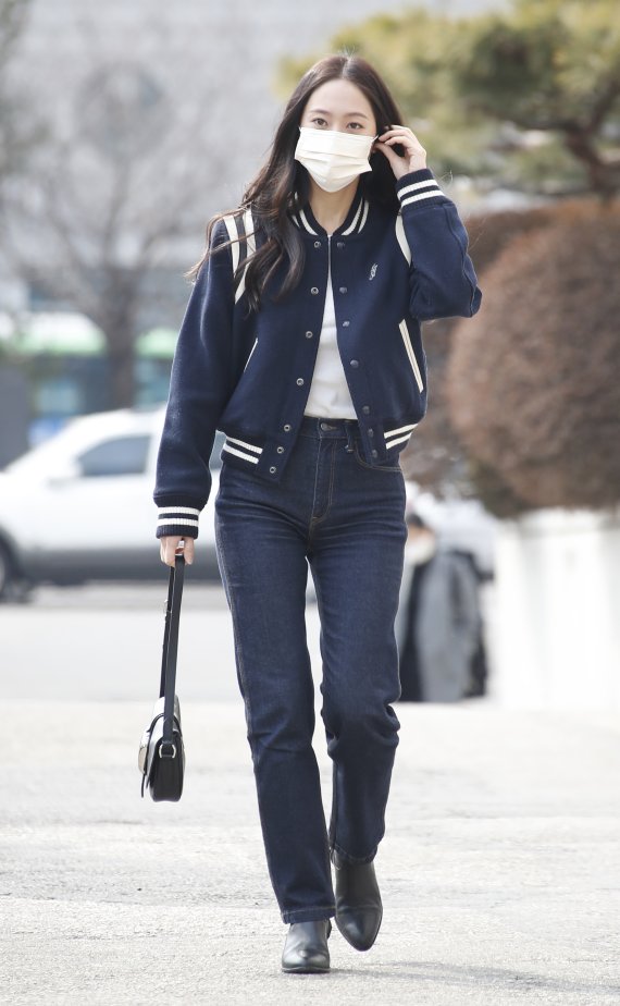 배우 정수정이 7일 서울 영등포구 KBS 별관에서 열린 2TV 새 월화드라마 ‘크레이지 러브’ 제작발표회 참석을 위해 방송국으로 들어서고 있다. © News1 권현진 기자