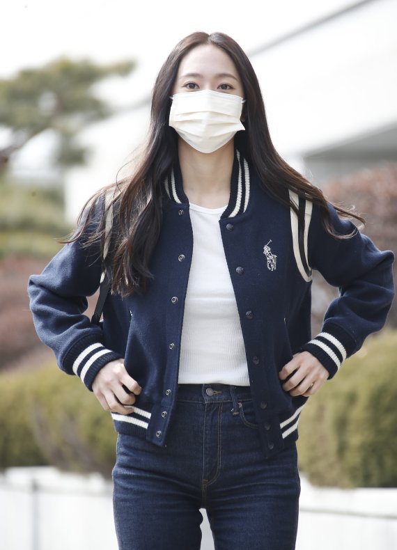 배우 정수정이 7일 서울 영등포구 KBS 별관에서 열린 2TV 새 월화드라마 ‘크레이지 러브’ 제작발표회에 참석하며 옷 매무새를 고치고 있다. © News1 권현진 기자