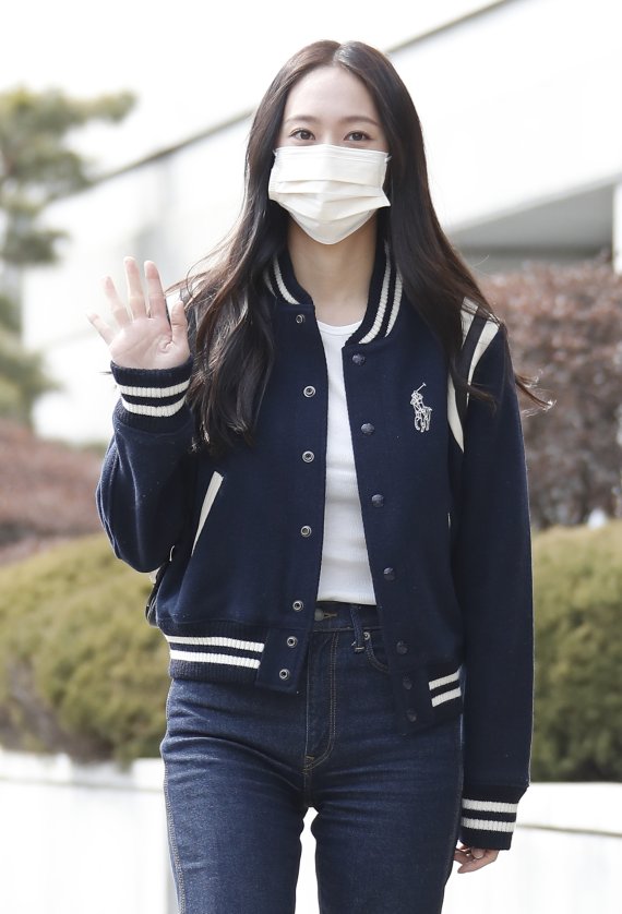 배우 정수정(활동명 크리스탈)이 7일 서울 영등포구 KBS 별관에서 열린 2TV 새 월화드라마 ‘크레이지 러브’ 제작발표회에 참석해 사랑스러운 인사를 하고 있다. © News1 권현진 기자